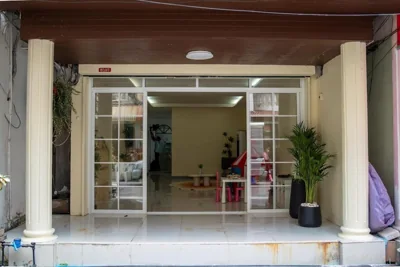 Beachfront 4-BR House in Patong – Foto 6